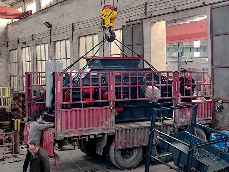 2PG1500x1000大型液壓對(duì)輥破碎機(jī)第二臺(tái)發(fā)往云南昆明